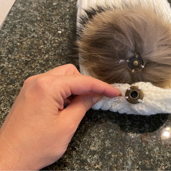 Warm winter beanies with large faux fur pom pom - Picture 2 of 5